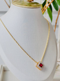 Colar Feminino Dourado com Pingente Quadrado Rubi e Strass